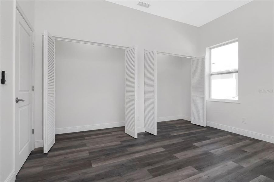 Spacious, unfurnished interior of a new home in , Tampa (Image 32).