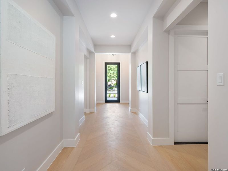Spacious, unfurnished interior of a new home in , San Antonio (Image 25).