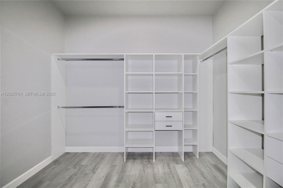 Spacious, unfurnished interior of a new home in , Sebring (Image 20).