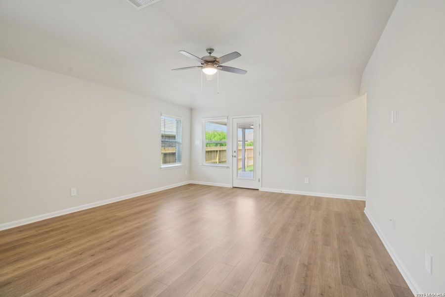 Spacious, unfurnished interior of a new home in Sagebrooke - Premier Series, San Antonio (Image 21).