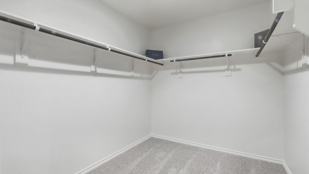 Spacious, unfurnished interior of a new home in Eagle Creek, Denton (Image 15).