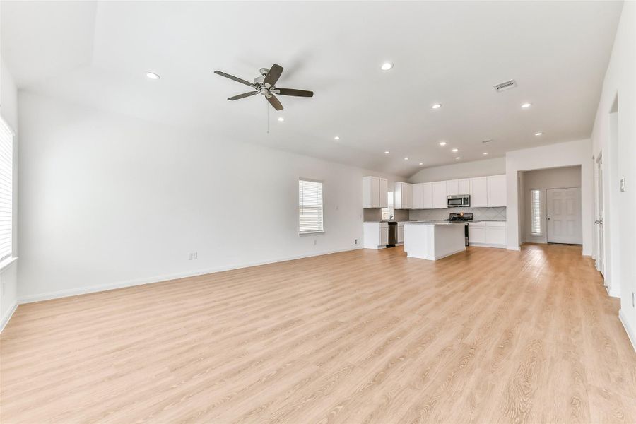 Spacious, unfurnished interior of a new home in King Oaks Village, Baytown (Image 22).