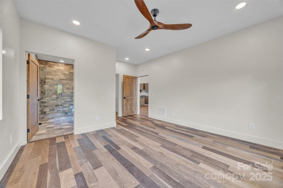 Spacious, unfurnished interior of a new home in , Jefferson (Image 21).