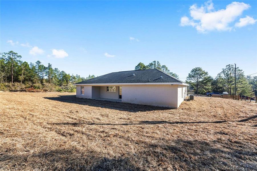 Exterior details and patio area of a home in , Dunnellon (Image 24).
