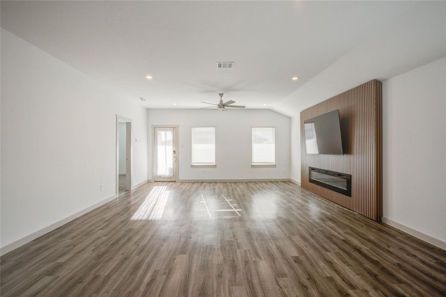Spacious, unfurnished interior of a new home in , Rosharon (Image 29).