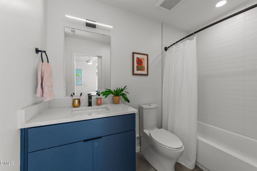 Secondary Ensuite Bath