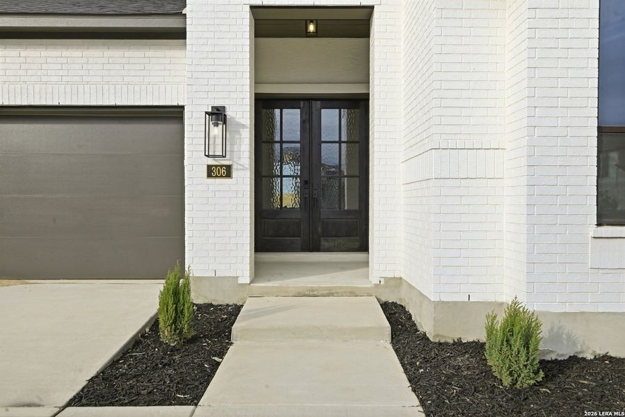 Exterior details and patio area of a home in Haby Hill 50s, San Antonio (Image 20).