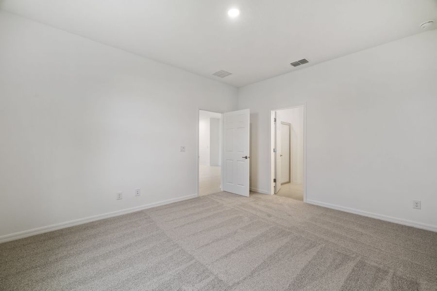 Spacious, unfurnished interior of a new home in Trinity Gardens, Deland (Image 8).