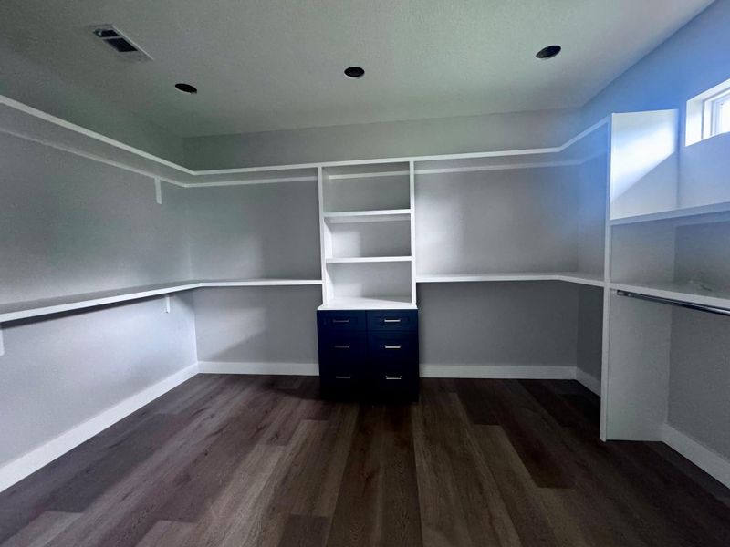 Spacious, unfurnished interior of a new home in , Bay City (Image 12).