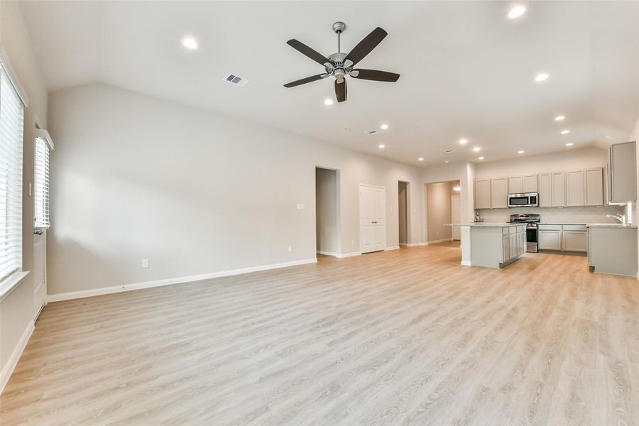 Spacious, unfurnished interior of a new home in King Oaks Village, Baytown (Image 14). Spacious, unfurnished interior of a new home in King Oaks Village, Baytown (Image 14).