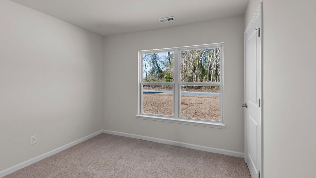 Spacious, unfurnished interior of a new home in Blair Ridge, La Grange (Image 9).