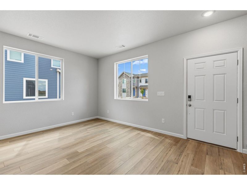 Spacious, unfurnished interior of a new home in Spring Valley, Longmont (Image 10).