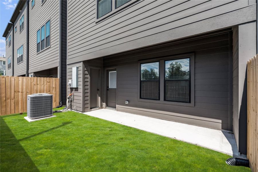 A rare find in the city with a spacious covered backyard featuring an extra storage room - perfect for keeping bikes, holiday décor, or gardening supplies neatly organized while freeing up garage space.