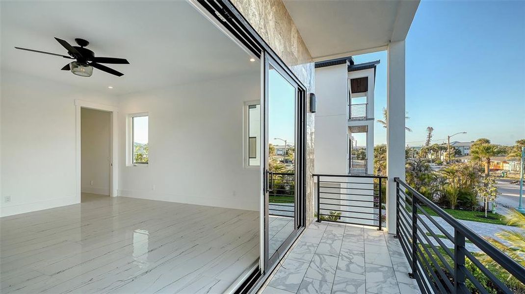 Spacious, unfurnished interior of a new home in , Englewood (Image 18).