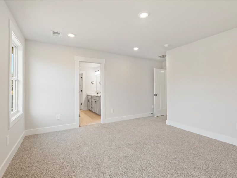Spacious, unfurnished interior of a new home in Pleasant Brook, Piedmont (Image 8).