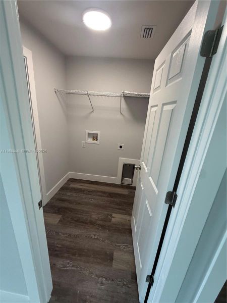 Spacious, unfurnished interior of a new home in , Dunnellon (Image 27).