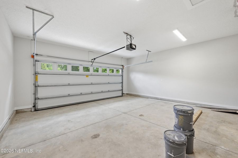 Spacious, unfurnished interior of a new home in , Jacksonville (Image 27).
