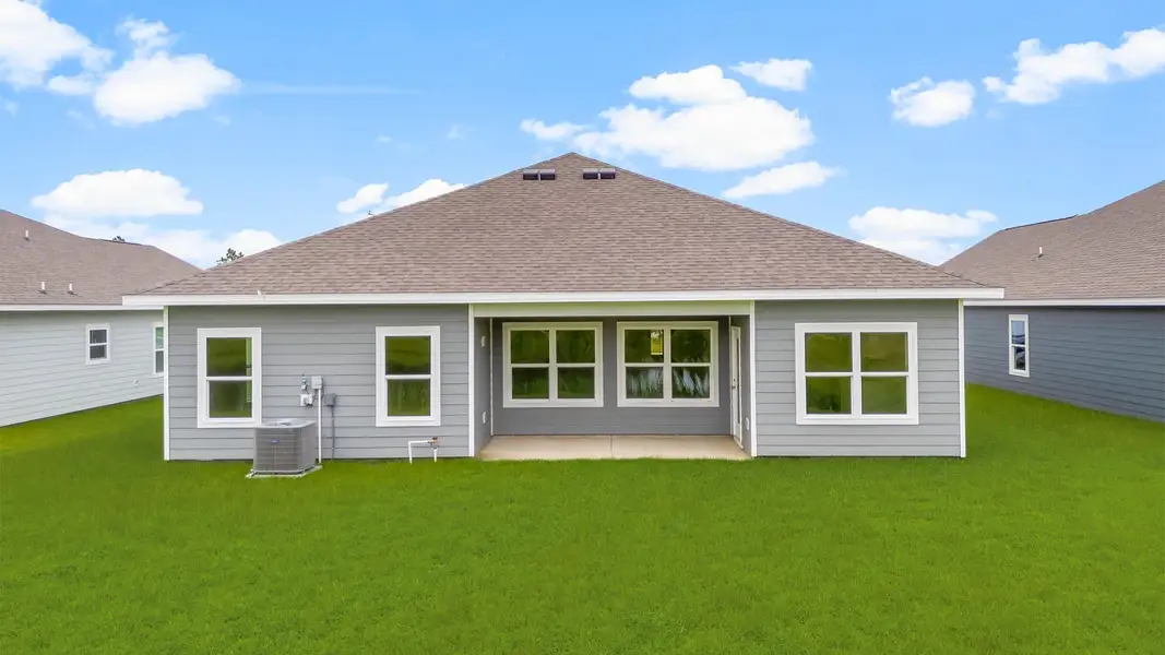 Exterior details and patio area of a home in Destini Lane, Panama City (Image 4).