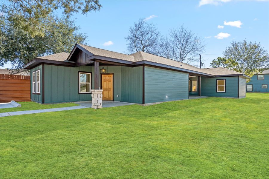 Expansive front yard with plenty of space to enjoy outdoor living.