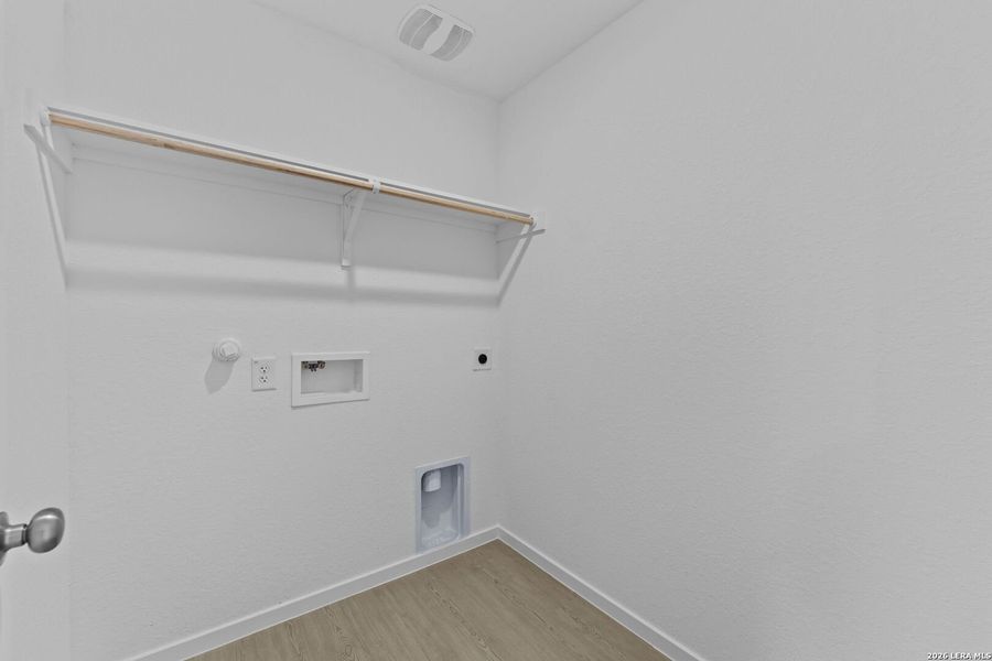 Spacious, unfurnished interior of a new home in Spring Grove, St. Hedwig (Image 15).