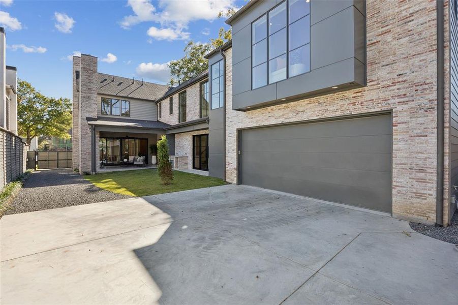 Exterior details and patio area of a home in , Dallas (Image 3).