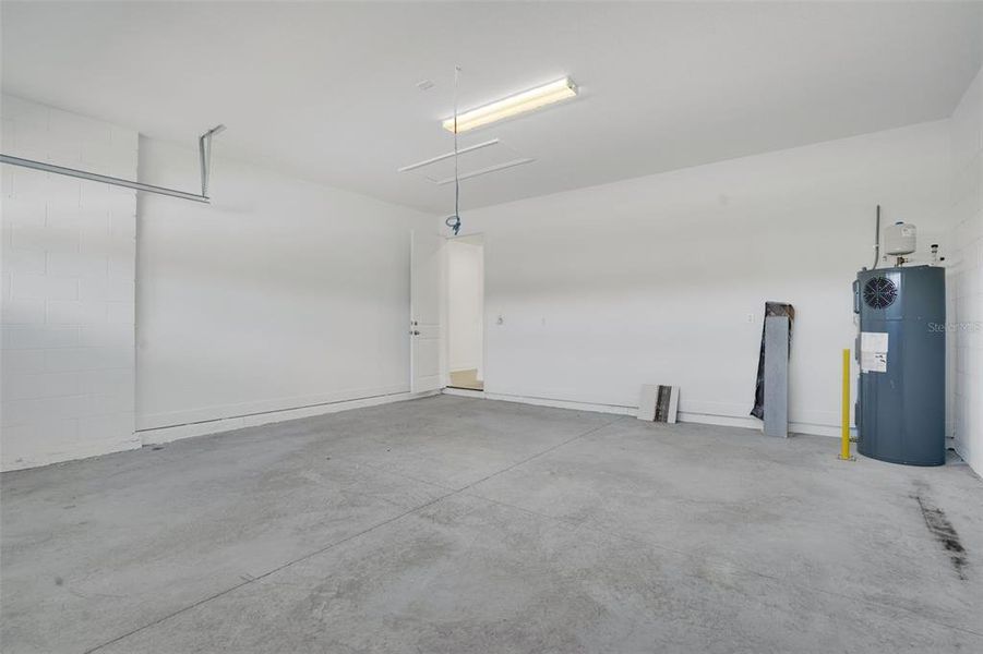 Spacious, unfurnished interior of a new home in Reserve at Hammock Oaks, Lady Lake (Image 23).