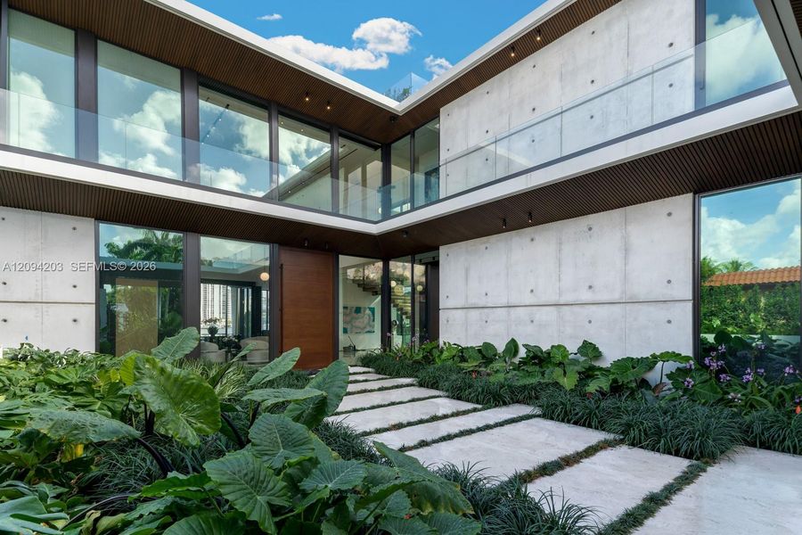 Condo located in Miami Beach, FL showcasing its design and architecture (Image 35).