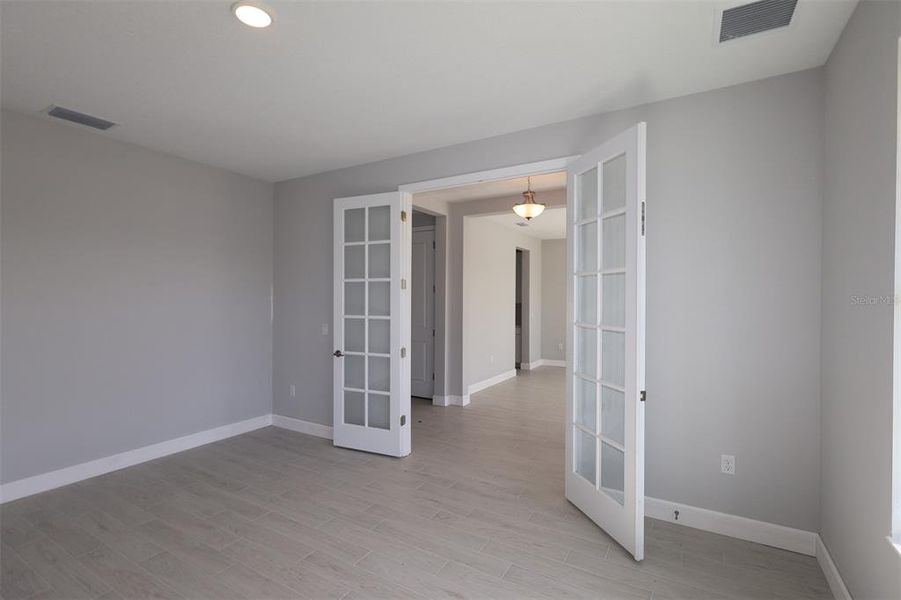 Spacious, unfurnished interior of a new home in Willow Run, Apopka (Image 14).