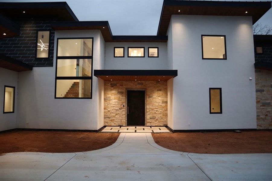 Exterior details and patio area of a home in , Granbury (Image 4).