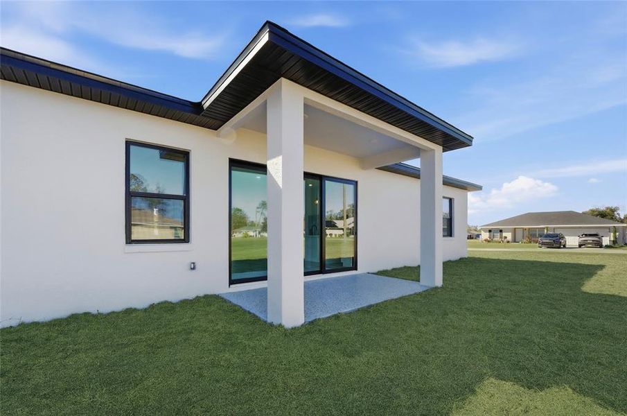 Exterior details and patio area of a home in , Ocklawaha (Image 25).