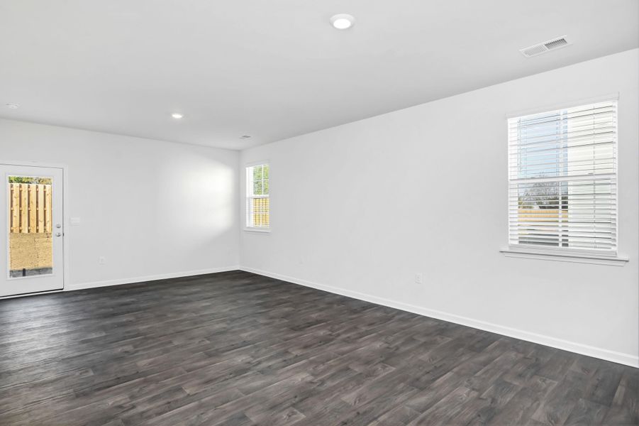 Spacious, unfurnished interior of a new home in Mulberry Landing, Orangeburg (Image 12).