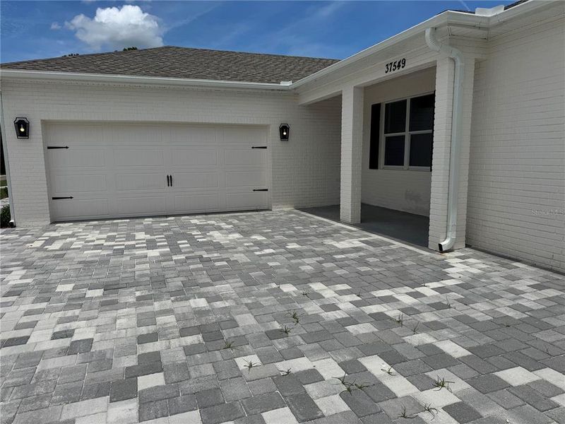 Exterior details and patio area of a home in , Dade City (Image 3).