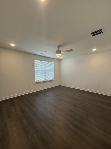Unfurnished room featuring recessed lighting, dark wood-type flooring, and ceiling fan
