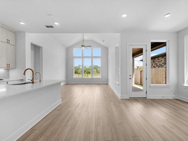 Spacious, unfurnished interior of a new home in Tompkins Reserve, Katy (Image 11).