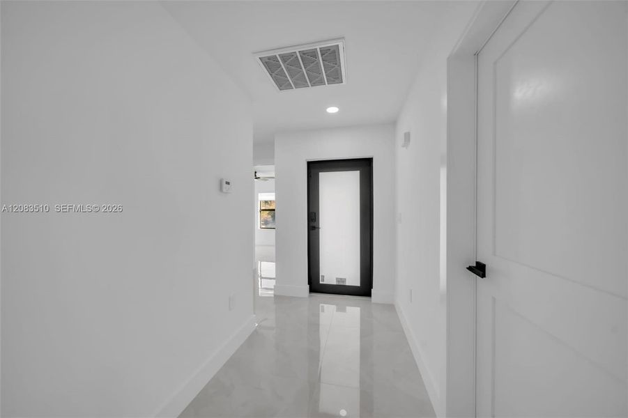 Spacious, unfurnished interior of a new home in , Lehigh Acres (Image 10).
