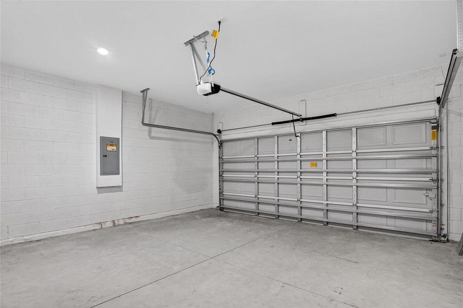 Spacious, unfurnished interior of a new home in , Citrus Springs (Image 14).