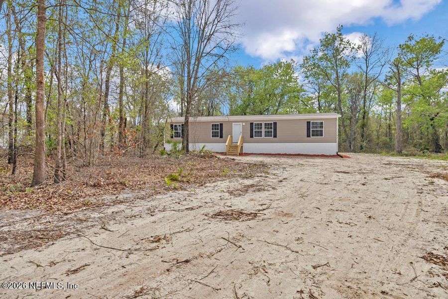 Exterior details and patio area of a home in , Middleburg (Image 23).