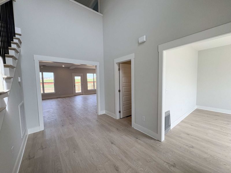 Spacious, unfurnished interior of a new home in , Gallatin (Image 6).