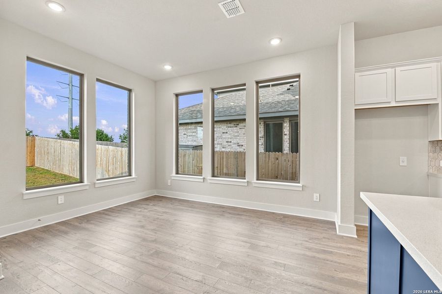 Spacious, unfurnished interior of a new home in Haby Hill 60s, San Antonio (Image 15).