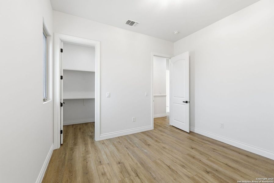 Spacious, unfurnished interior of a new home in , Bandera (Image 37).