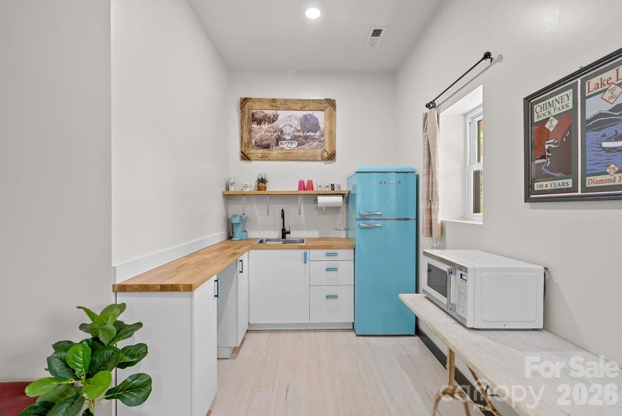 A bright and functional kitchenette in the studio apartment.