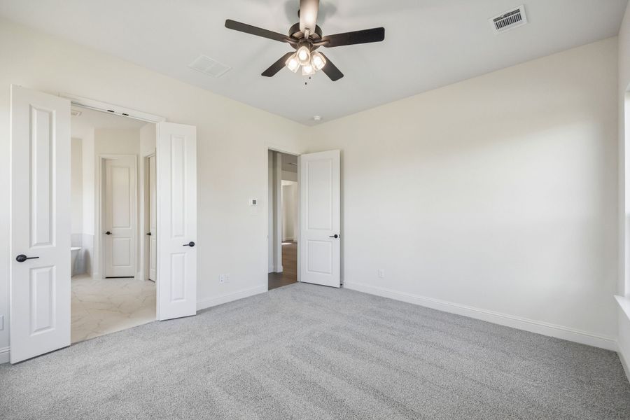 Spacious, unfurnished interior of a new home in Sheppard's Place, Waxahachie (Image 22). Spacious, unfurnished interior of a new home in Sheppard's Place, Waxahachie (Image 22).