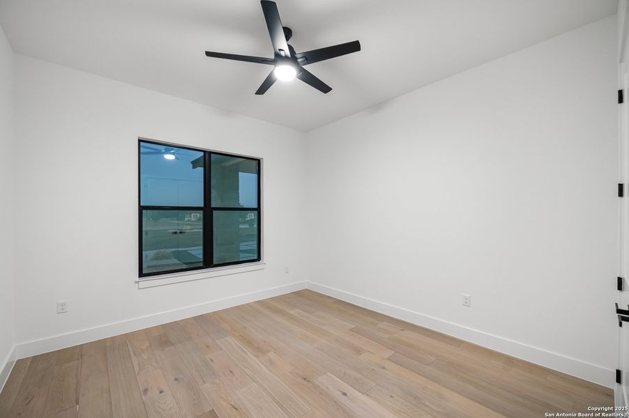 Spacious, unfurnished interior of a new home in , Bandera (Image 36).
