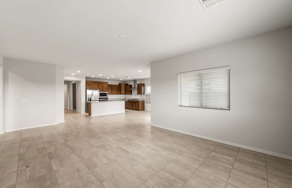 Spacious, unfurnished interior of a new home in El Cidro, Goodyear (Image 17).