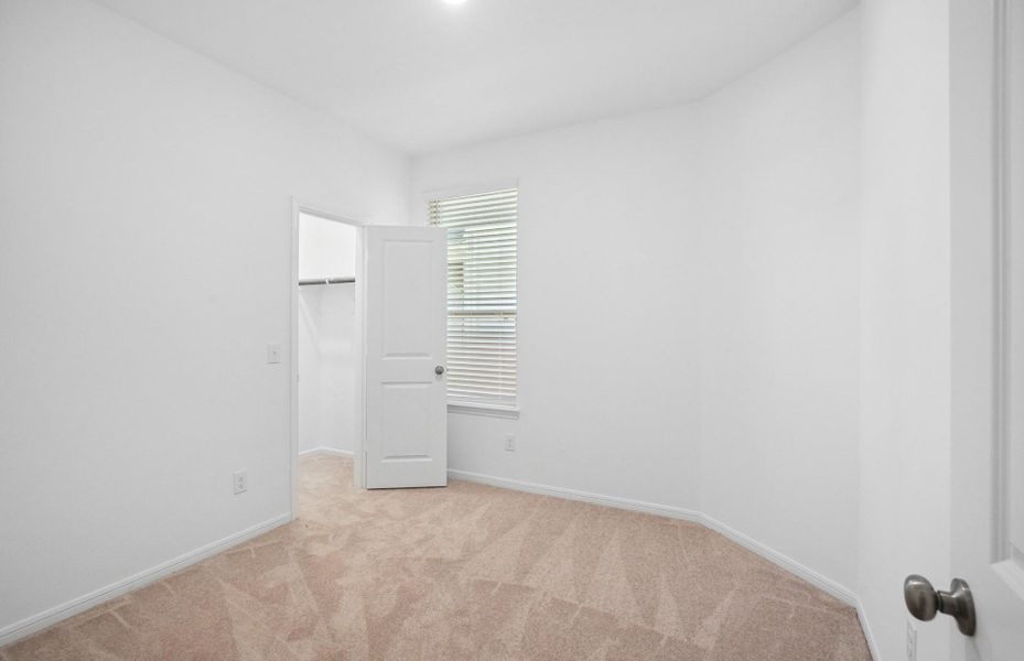 Spacious, unfurnished interior of a new home in The Pines At Seven Coves, Conroe (Image 11).