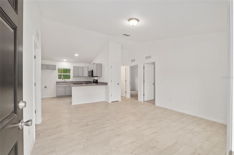 Spacious, unfurnished interior of a new home in , Ocala (Image 13).