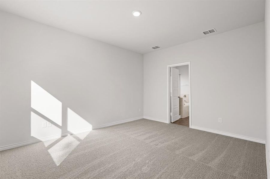 Spacious, unfurnished interior of a new home in Sycamore Landing, Fort Worth (Image 12).