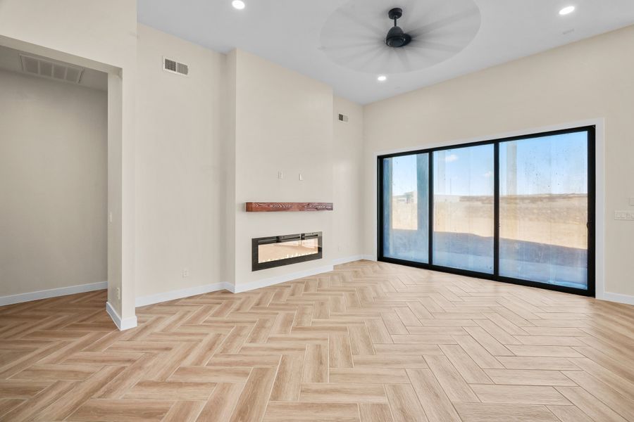 Spacious, unfurnished interior of a new home in Verdancia, El Paso (Image 42).