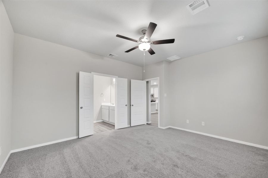 Spacious, unfurnished interior of a new home in Rollingbrook Estates, Baytown (Image 34).