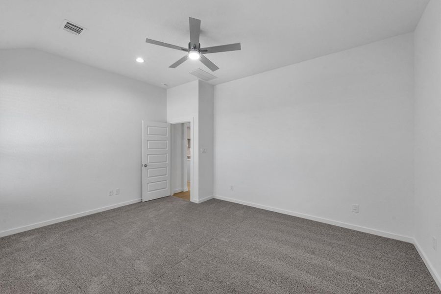 Spacious, unfurnished interior of a new home in Grand Mason Crossing, Katy (Image 17).